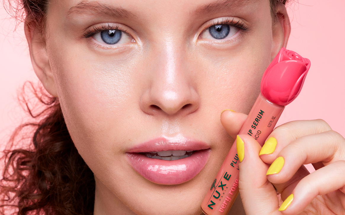 woman close-up nuxe plumping gloss