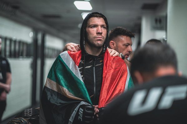 UFC 319 brings a high-stakes title clash as Dricus du Plessis defends his middleweight belt against unbeaten Khamzat Chimaev in Chicago.