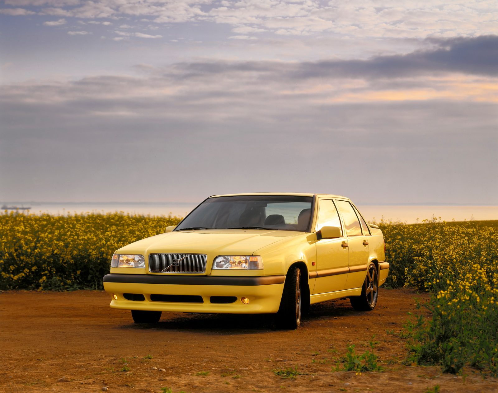 Volvo celebrates 30 years of the legendary 850 T-5R — a limited-edition model that fused practicality, safety, and thrilling performance.