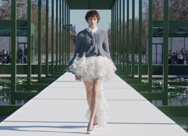 Dior’s Fall 2026 Paris runway by Jonathan Anderson blends everyday wardrobe pieces with bold layering and bubble hem trends.