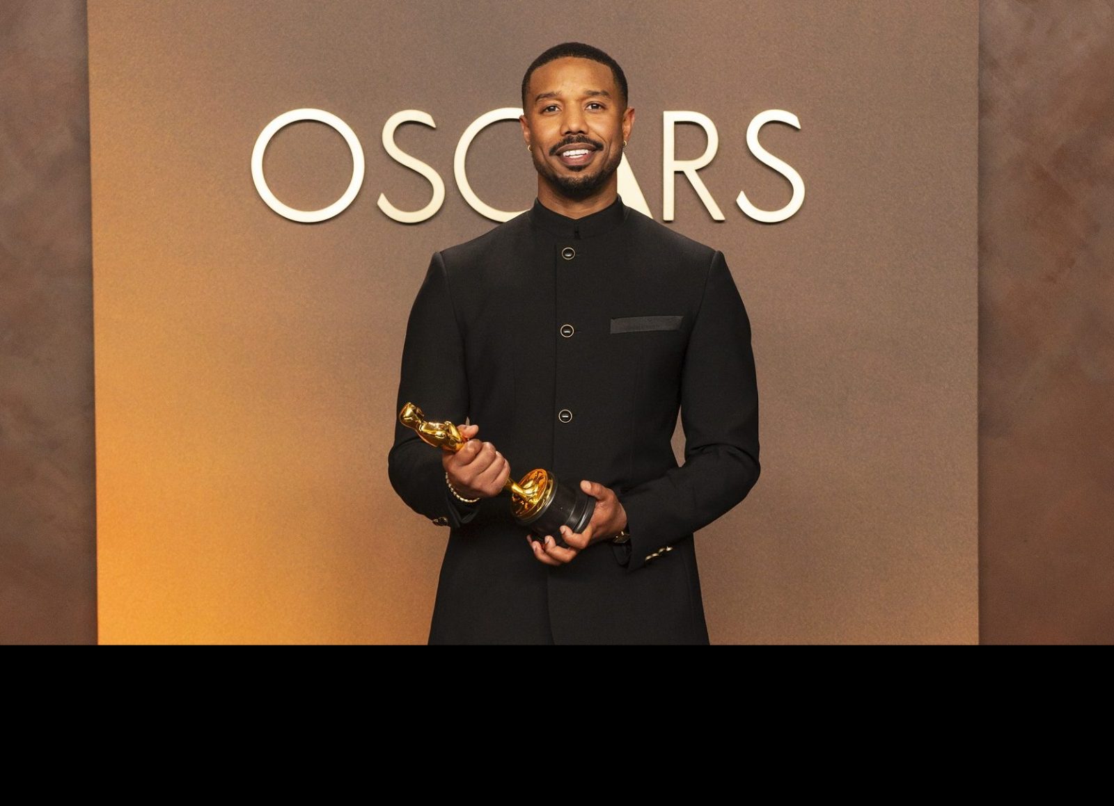 Michael B Jordan delivers a refined Oscars look, combining sharp tailoring, subtle detail and confident red carpet presence.
