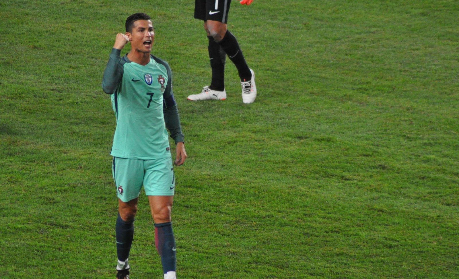 Cristiano Ronaldo responds to Lionel Messi chants during an AFC match. See what happened and why the rivalry still matters.