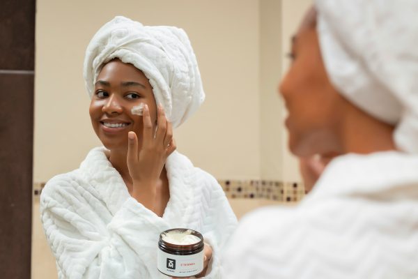 Protect your skin this season. Discover 3 simple winter skincare routine steps to prevent dry skin, featuring expert hydration tips and product guides.