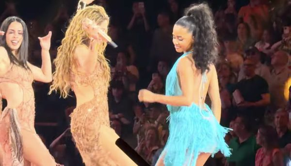 Tyla and Shakira performing Hips Don't Lie together on stage in New York.