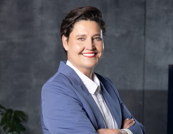 Kabous Meiring presenting the medical series Ons gesels gesondheid on VIA