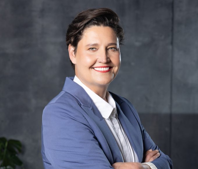 Kabous Meiring presenting the medical series Ons gesels gesondheid on VIA