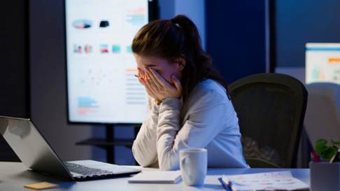 Person experiencing chronic stress and fatigue as experts warn of its effects on metabolic and heart health