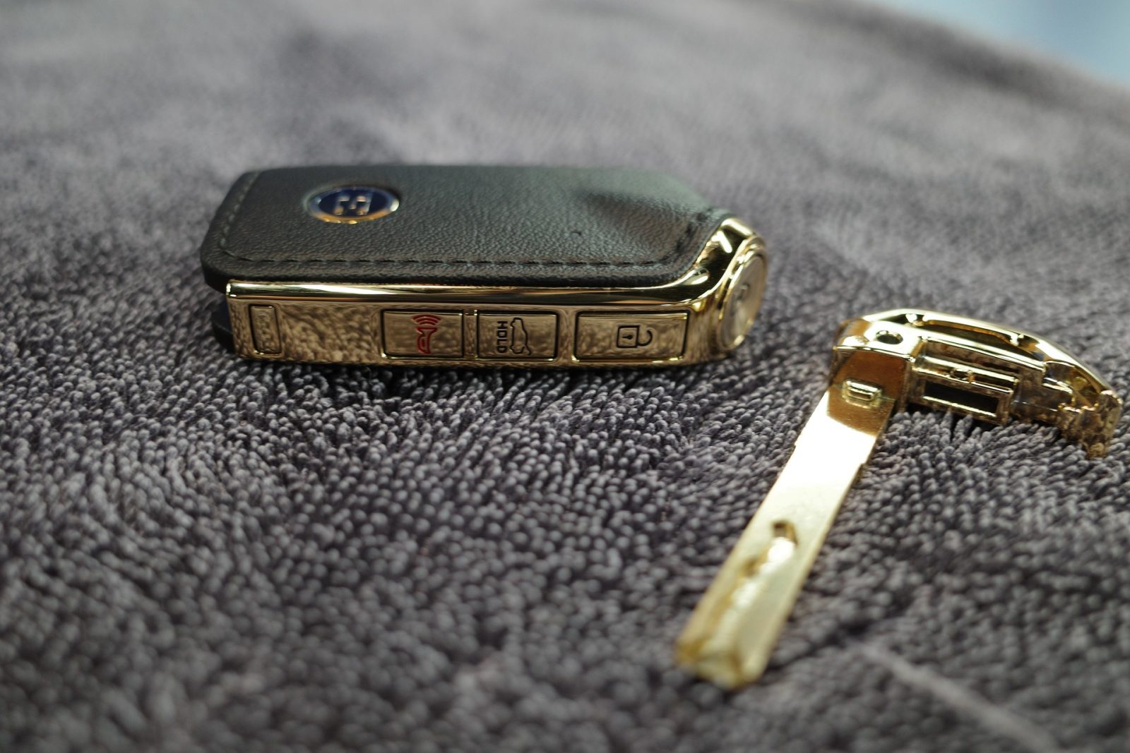 Modern electronic car key illustrating the cost of replacing lost vehicle keys in South Africa
