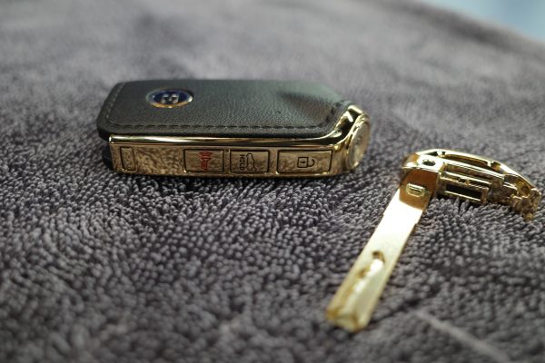Modern electronic car key illustrating the cost of replacing lost vehicle keys in South Africa